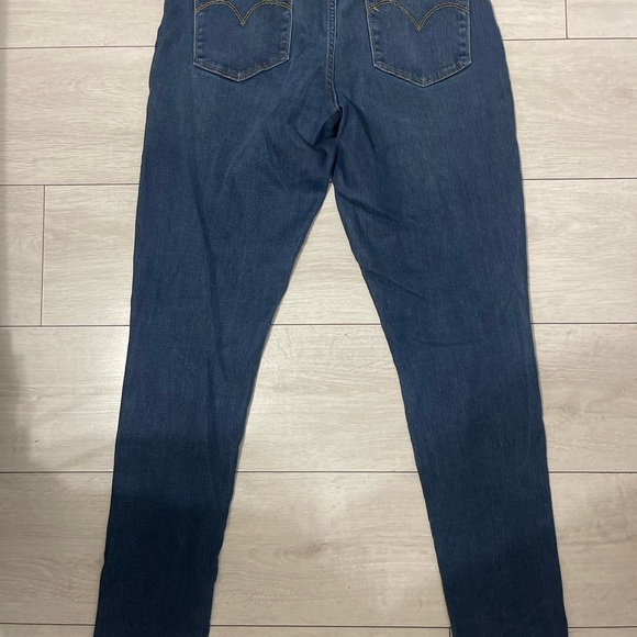 High Rise Skinny Levi’s - Picture 3 of 4